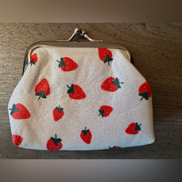 Strawberry Kiss Lock Coin Purse - Picture 2 of 4